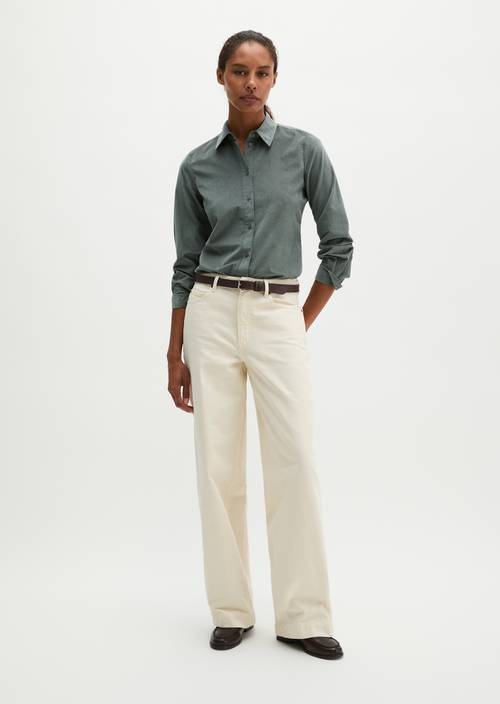 Samtbluse fitted Foggy Blue in Frontalansicht