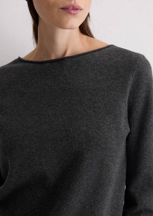 Basic gebreide trui regular Dark Grey Melange in detailaanzicht