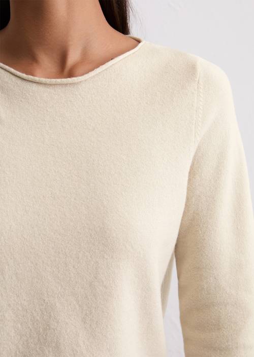 Basic gebreide trui regular Light Oat in detailaanzicht