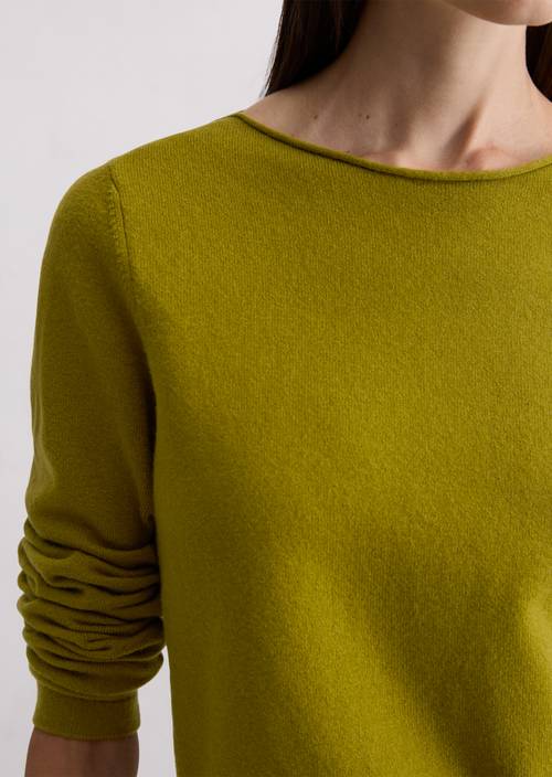 Basic gebreide trui regular Bright Pea in detailaanzicht