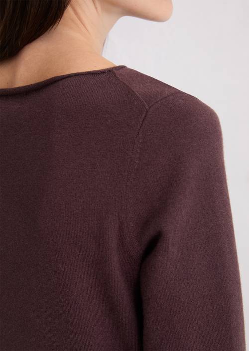 Basic gebreide trui regular Black Cherry in detailaanzicht