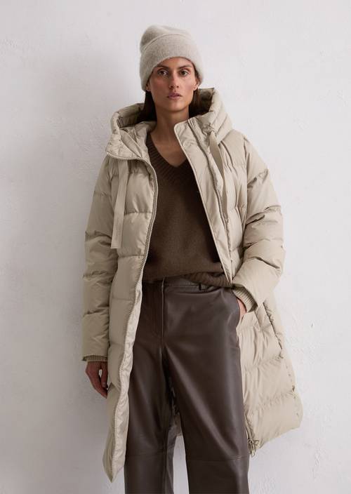 Donsjas met capuchon in de vorm van Chalky Mauve in vooraanzicht