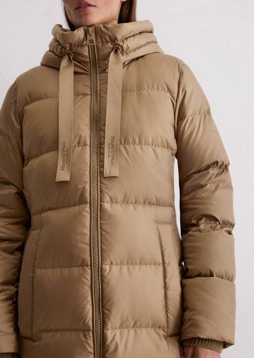 Donsjas met capuchon in de vorm van Melted Nougat in detailaanzicht