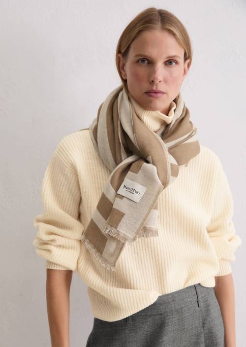Jacquard scarf Light Beige worn on model
