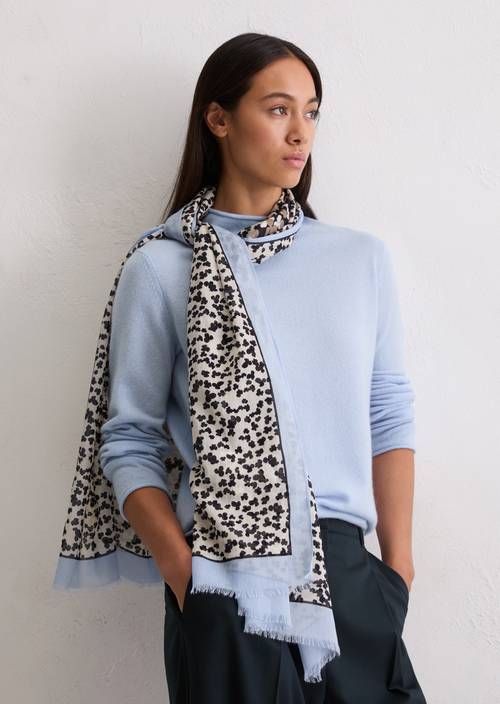 Szalik z nadrukiem na całej powierzchni Offwhite noszone na modelu