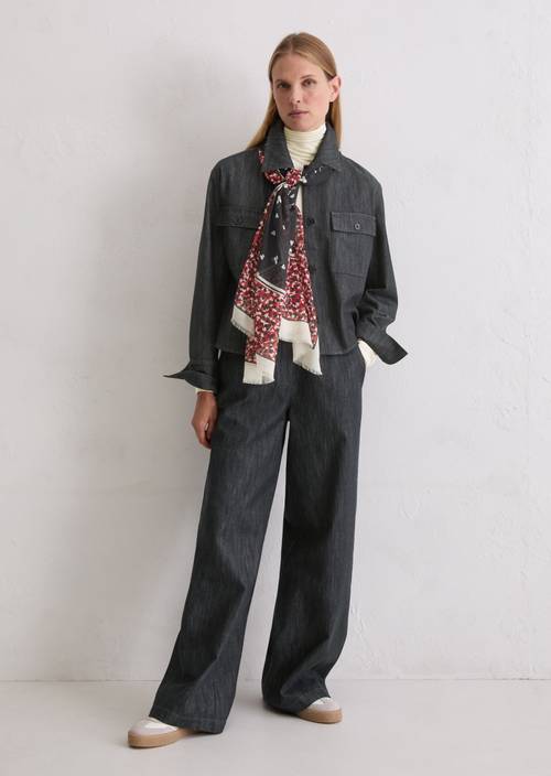 Szalik z nadrukiem na całej powierzchni Dark Blue noszone na modelu