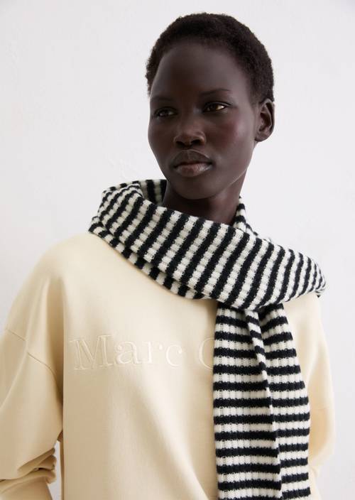 Gestreepte sjaal Dark Blue gedragen door model