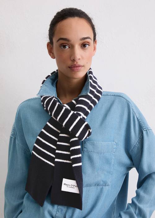 Gestreepte sjaal Dark Blue gedragen door model