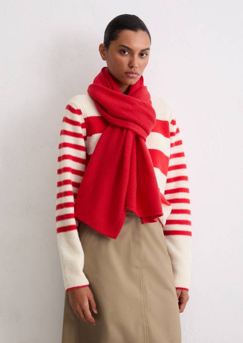 Sjaal Bright Red gedragen door model