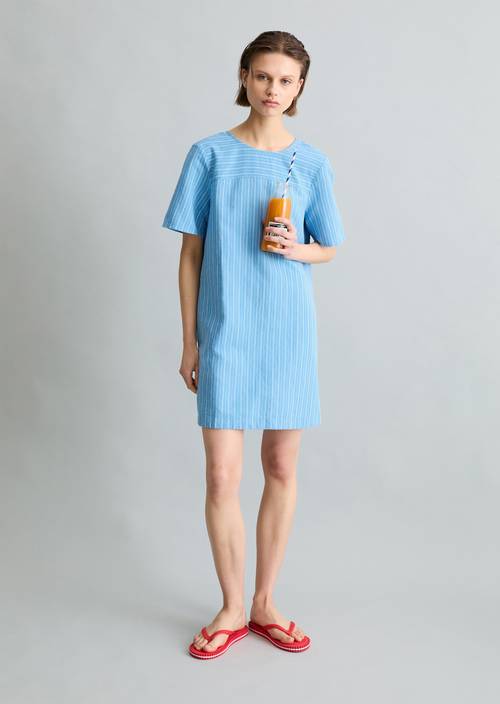 Vestido de rayas relajado Light Blue en vista frontal