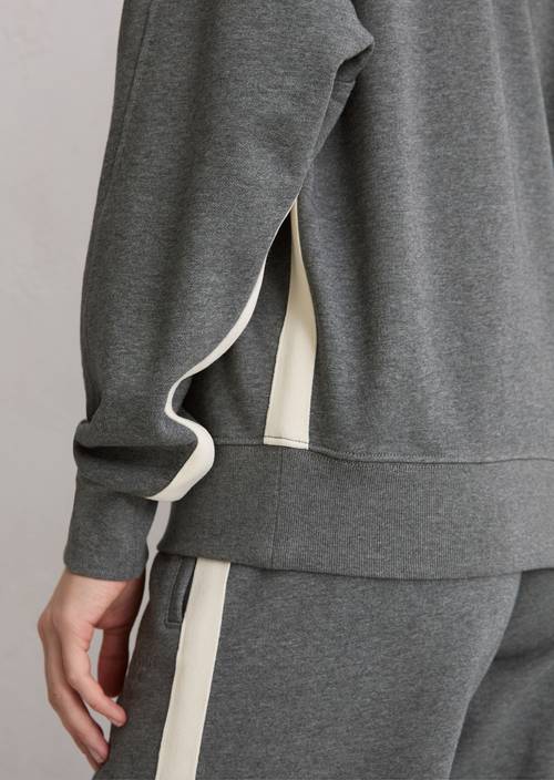 Logo-Kapuzensweatshirt relaxed Warm Granite Melange in Detailansicht