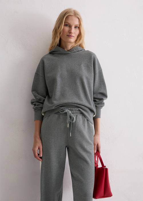 Logo-Kapuzensweatshirt relaxed Warm Granite Melange in Frontalansicht