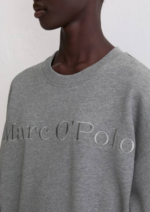 Sudadera relajada con logotipo Warm Granite Melange en vista detallada