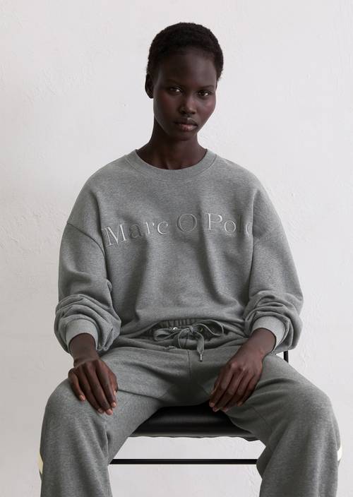 Sudadera relajada con logotipo Warm Granite Melange en vista frontal