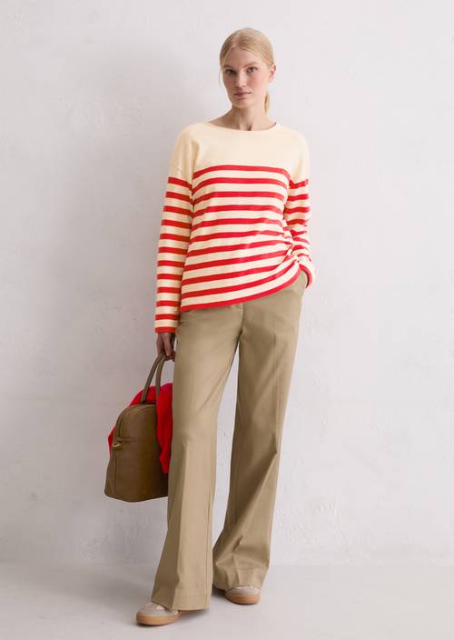 Manica lunga rilassata a righe Medium Red in vista frontale