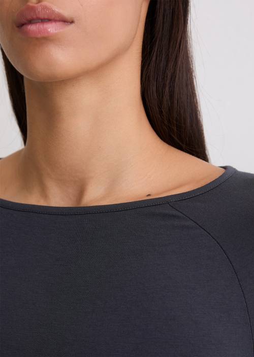 Longsleeve regular Deep Night Blue in detailaanzicht