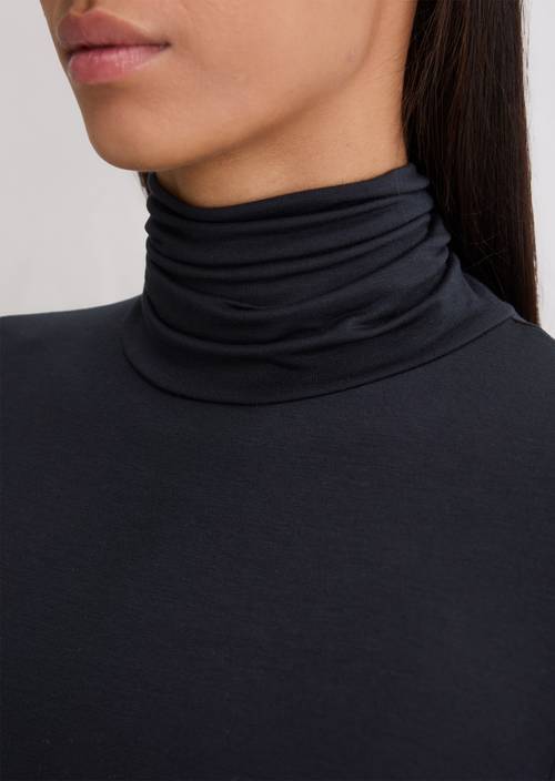 Dolcevita manica lunga regular Deep Night Blue in vista dettagliata