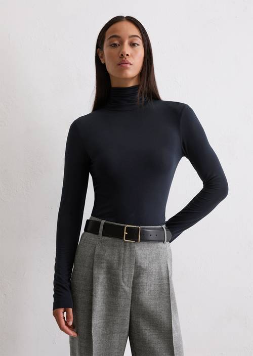 Dolcevita manica lunga regular Deep Night Blue in vista frontale