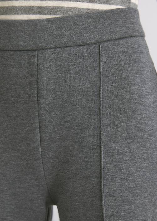 Relaxte jersey broek Warm Granite Melange in detailaanzicht