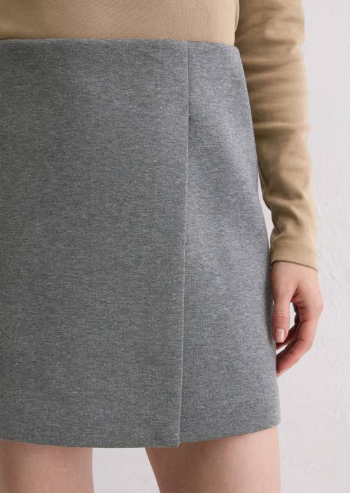Minigonna regolare in jersey Warm Granite Melange in vista dettagliata