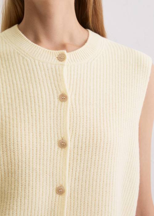Sleeveless knitted vest slim Raw Cream in detail view