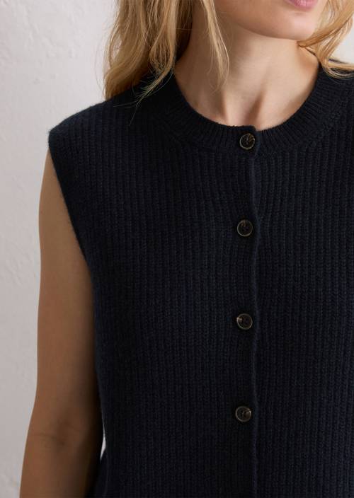 Sleeveless knitted vest slim Deep Night Blue in detail view