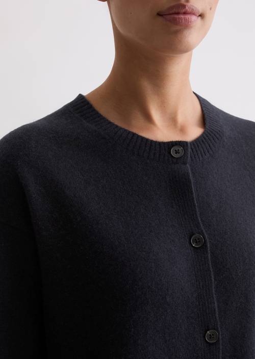 Regular kasjmier vest Deep Night Blue in detailaanzicht