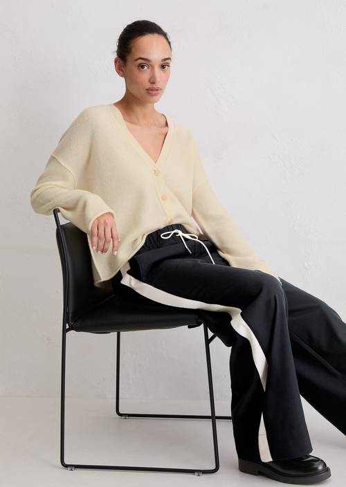 Cardigan oversized Raw Cream in front view