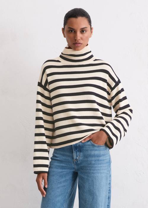 Regular turtleneck sweater Offwhite in front view