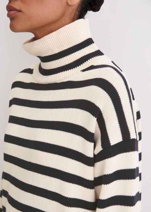 Regular turtleneck sweater Offwhite in detail view