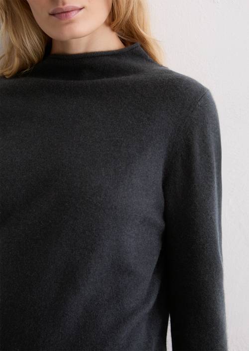 Cashmere sweater regular Deep Night Blue in detail view