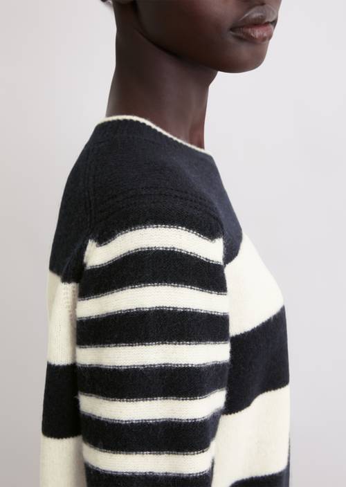 Sweter w regularne paski Dark Blue w widoku szczegółowym