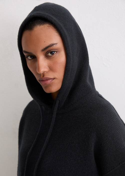 Regular gebreide hoodie Deep Night Blue in detailaanzicht