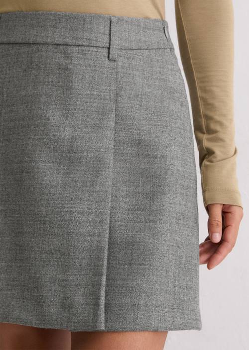 Korte rok met plooidetail Warm Granite Melange in detailaanzicht