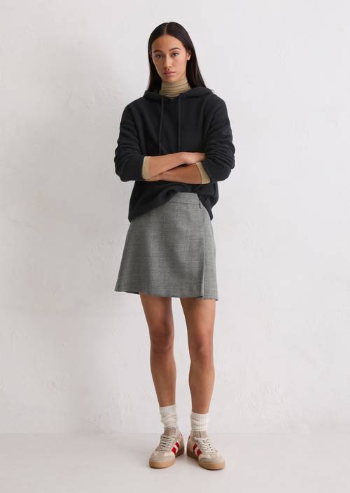 Korte rok met plooidetail Warm Granite Melange in vooraanzicht
