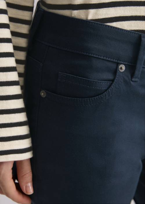 Pantalón modelo Alby slim Dark Navy en vista detallada