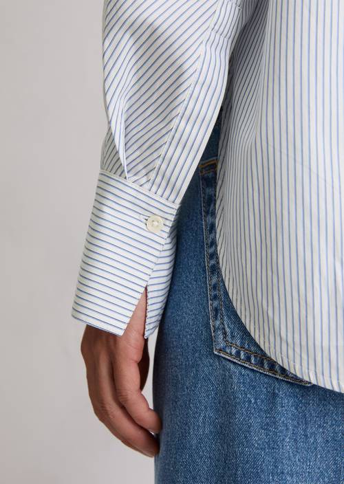 Oversized gestreepte blouse Bright Blue in detailaanzicht