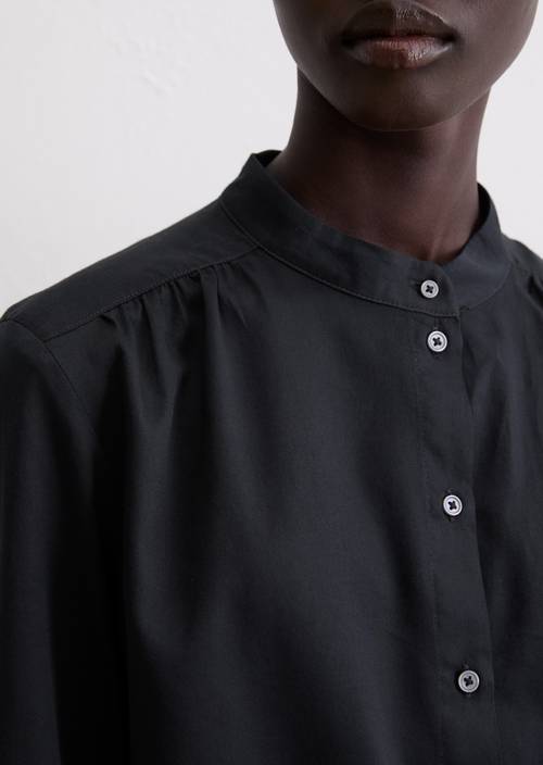 Camicetta rilassata con collo alto Deep Night Blue in vista dettagliata