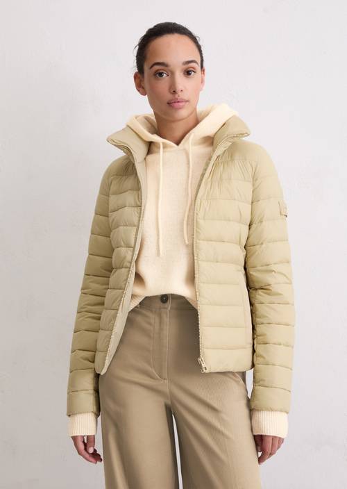Veste matelassée légère fitted Stormy Sand en vue de face