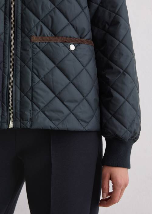 Relaxte gewatteerde jas zonder kraag Deep Night Blue in detailaanzicht