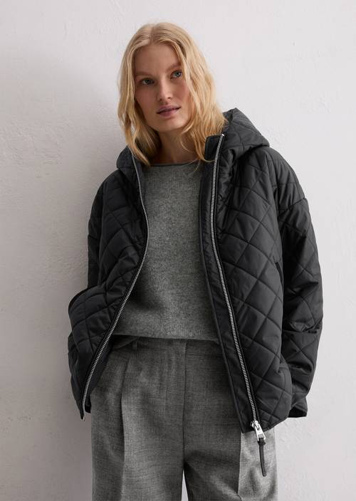 Relaxte gewatteerde jas met capuchon Black in vooraanzicht