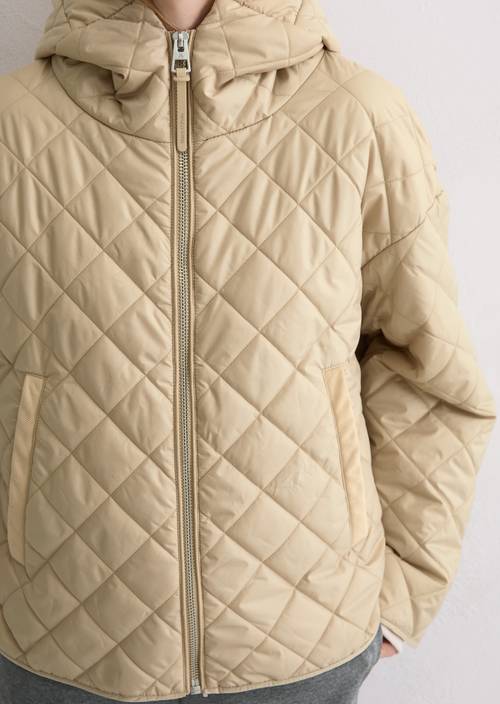 Relaxte gewatteerde jas met capuchon Stormy Sand in detailaanzicht