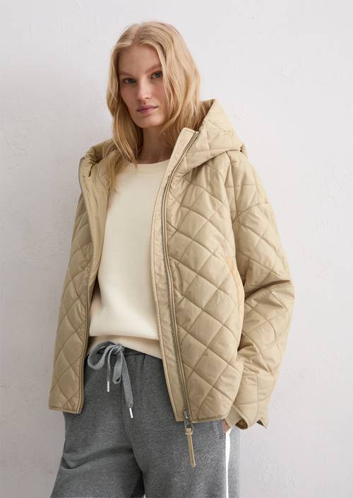 Relaxte gewatteerde jas met capuchon Stormy Sand in vooraanzicht