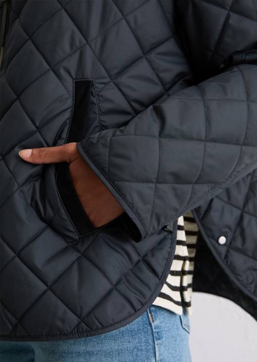 Relaxte gewatteerde jas met capuchon Deep Night Blue in detailaanzicht