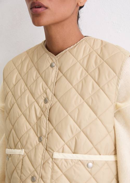 Gewatteerd regular gilet zonder kraag Stormy Sand in detailaanzicht