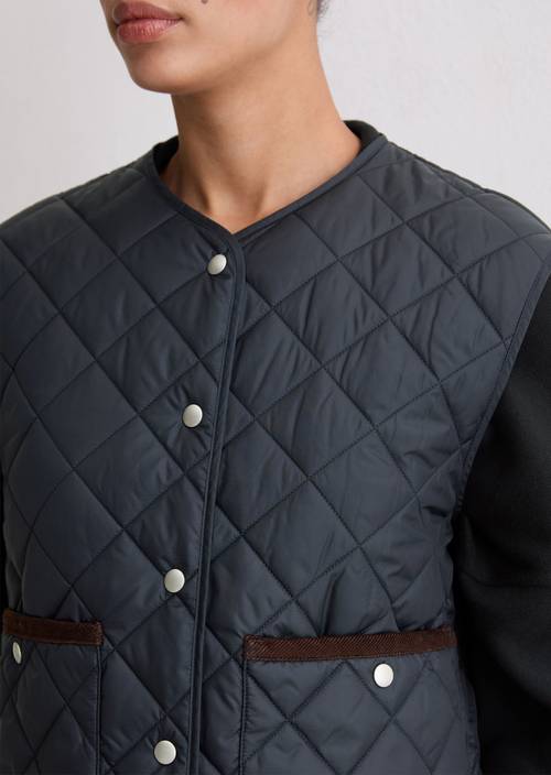 Gewatteerd regular gilet zonder kraag Deep Night Blue in detailaanzicht