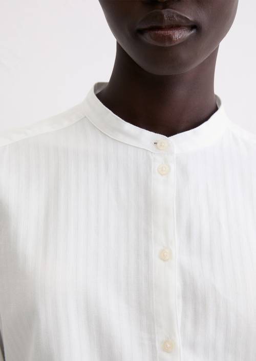 Pravidelná halenka White v detailním pohledu