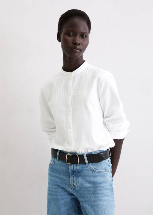 Pravidelná halenka White v předním pohledu