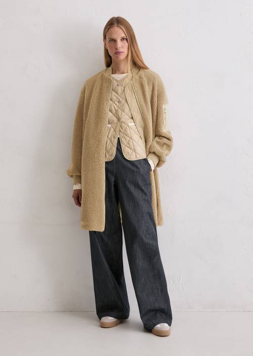 Abrigo de peluche relajado de estilo blusón Soft Mocca en vista frontal