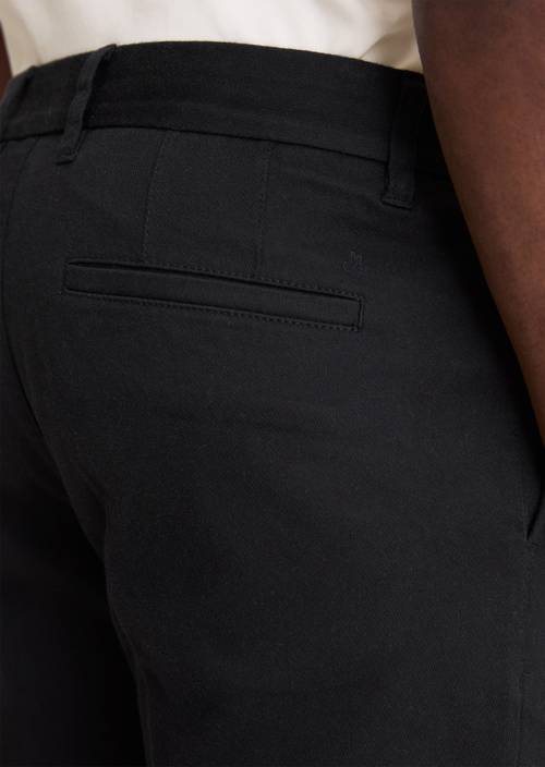 Chino model Osby tapered Black in detail view
